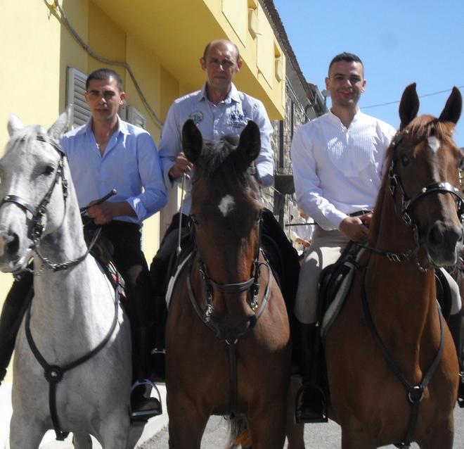 Ardia, prima uscita delle pandele a cavallo: due cadute