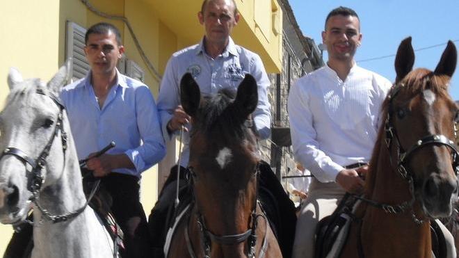 Ardia, prima uscita delle pandele a cavallo: due cadute