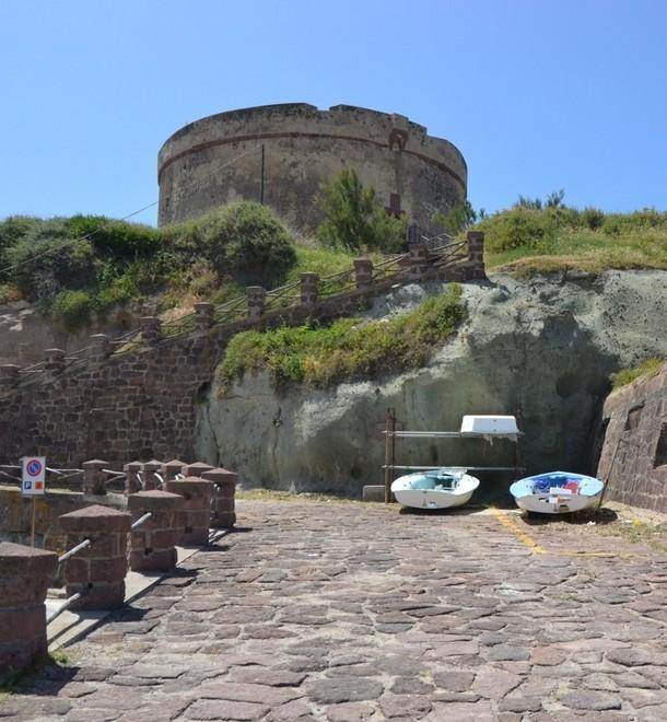 Torre dell’isola Rossa isolata 