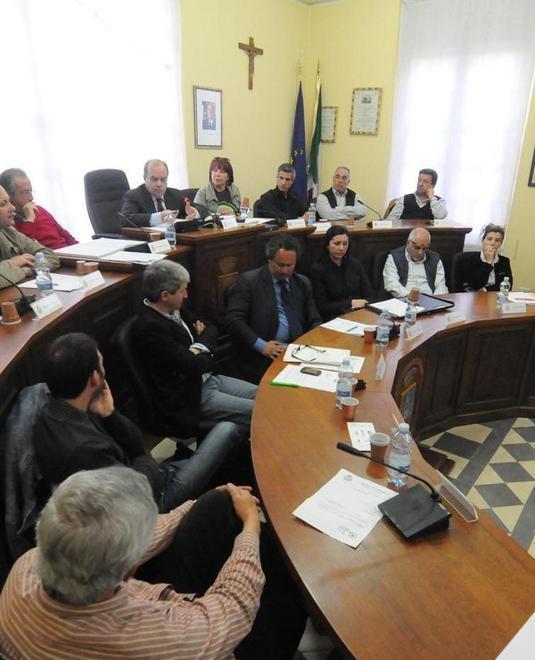 Arborea, minoranza all’attacco 