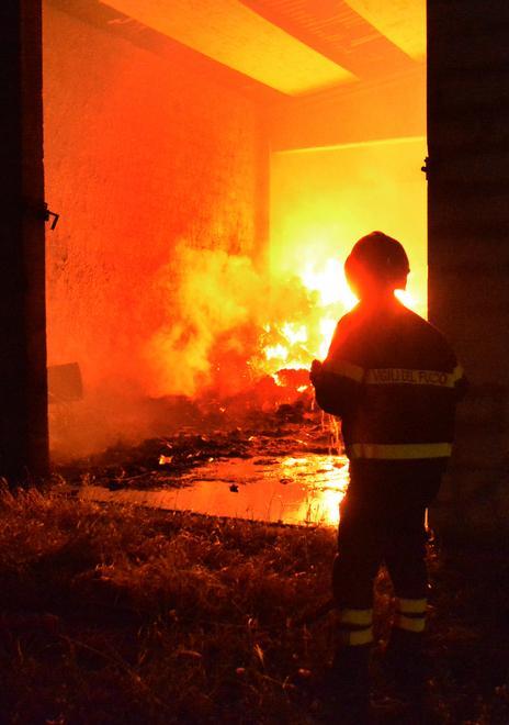 Rubano un trattore e poi bruciano il fienile 