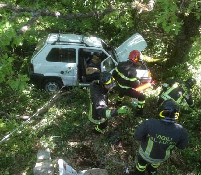 Ottantenni in fondo a un dirupo