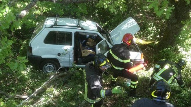 Ottantenni in fondo a un dirupo