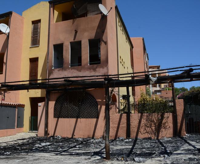 Fiamme in un parcheggio privato 
