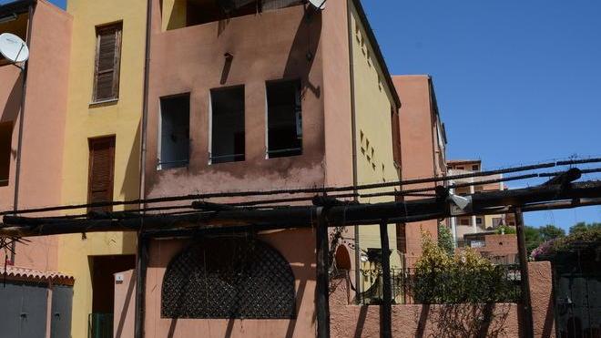 Fiamme in un parcheggio privato