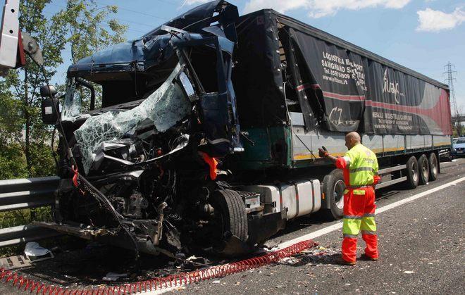 Tamponamento fra due tir in A1 