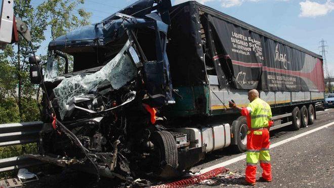 Tamponamento fra due tir in A1