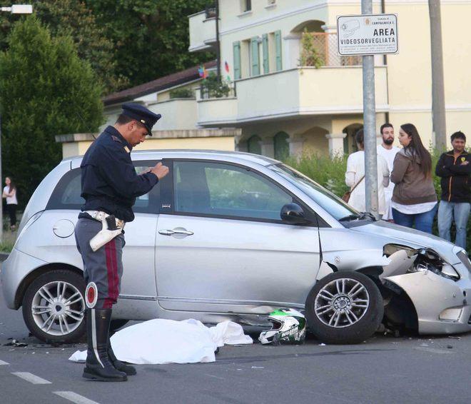 Schianto con la moto, muore a 22 anni 