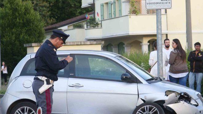 Schianto con la moto, muore a 22 anni