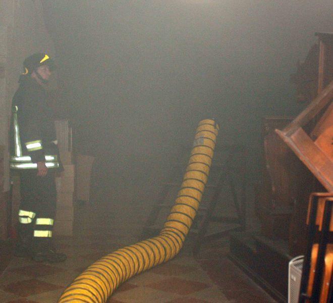 Fiamme in chiesa, centro in tilt 