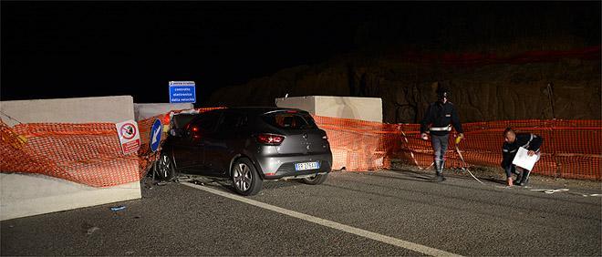 Olbia, a tutta velocità contro una barriera di cemento: feriti 2 giovani 