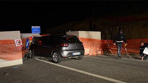 Olbia, a tutta velocità contro una barriera di cemento: feriti 2 giovani