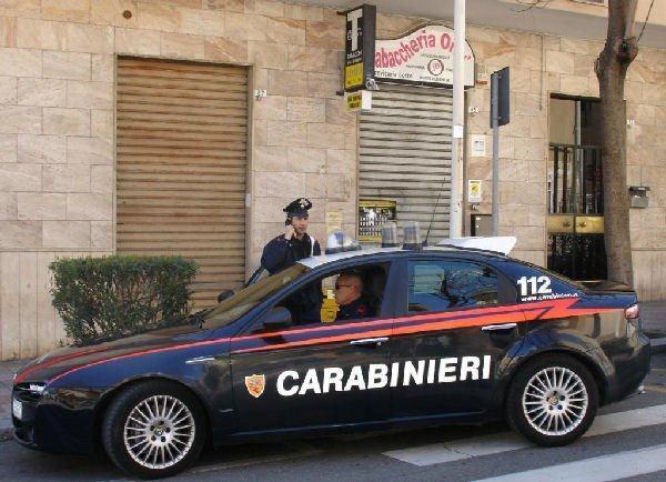 Picchia la sorella davanti alla madre, arrestato per maltrattamenti 