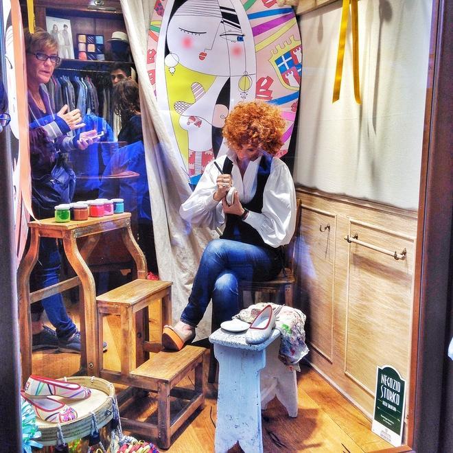 Sassari, una pittrice in vetrina nel cuore della città 