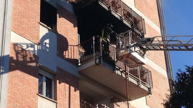 Si addormenta con la sigaretta accesa e prende fuoco la casa, paura a Nuoro