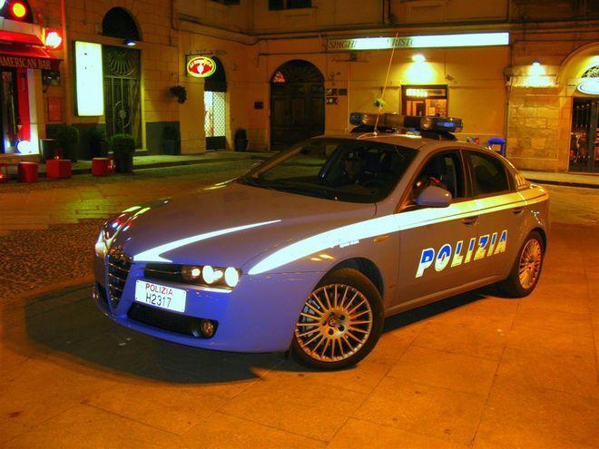 Palpeggiata in strada davanti al fidanzato, arrestati due diciottenni 