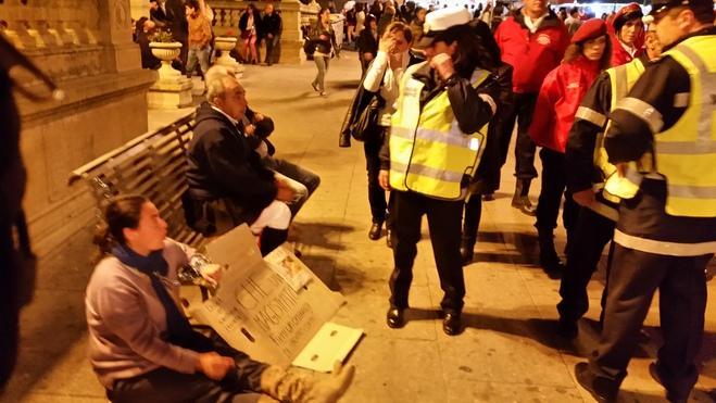 Le hanno occupato la casa, si incatena in piazza d'Italia