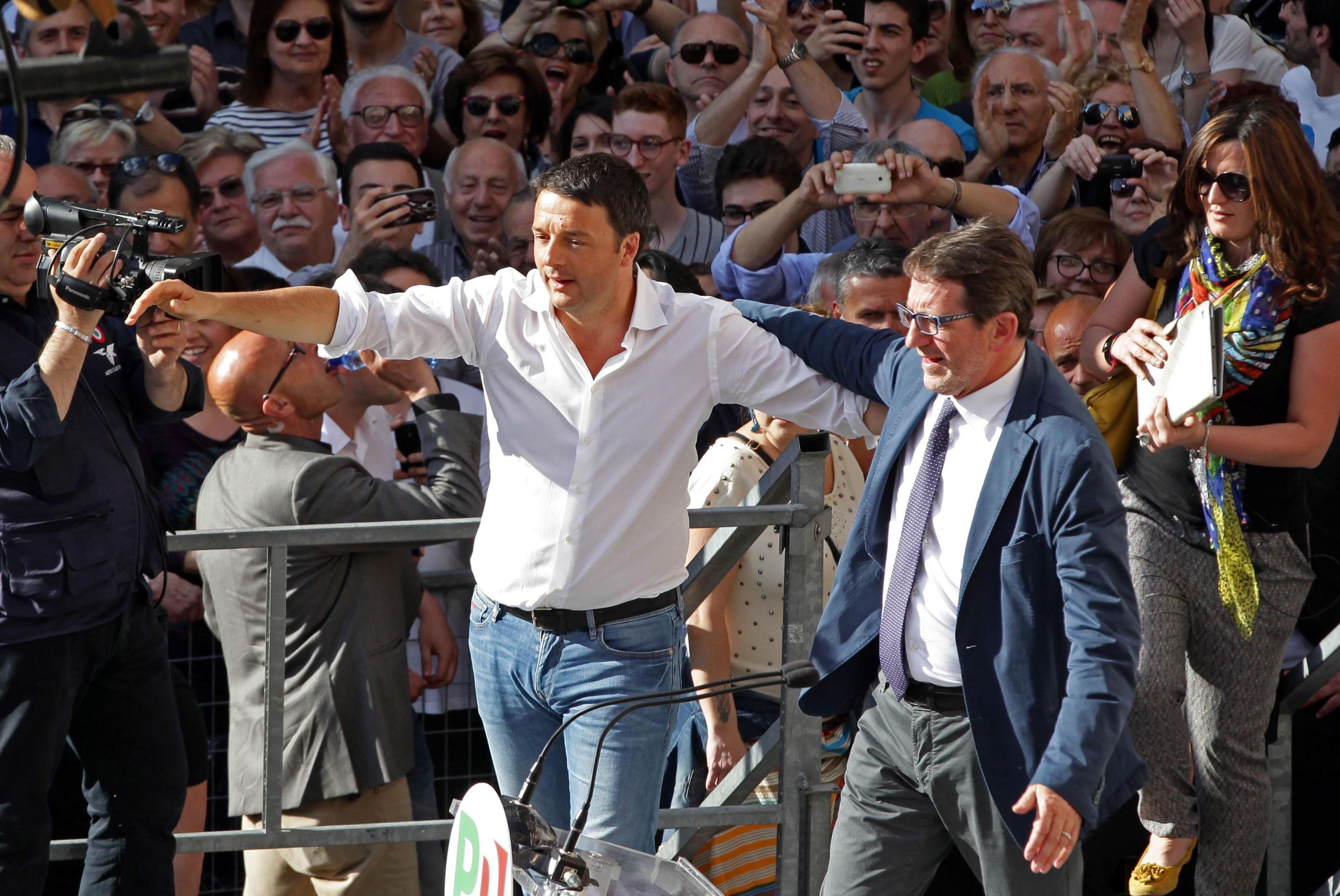 Renzi ai sindaci del terremoto : "C’è ancora tanto da fare..."  E a Modena contestato dai comitati lui replica: "Chi fischia non ha idee"  - LIVETWITTER - RIVEDI IL COMIZIO  