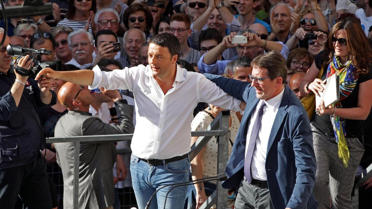 Renzi ai sindaci del terremoto : "C’è ancora tanto da fare..." E a Modena contestato dai comitati lui replica: "Chi fischia non ha idee" - LIVETWITTER - RIVEDI IL COMIZIO