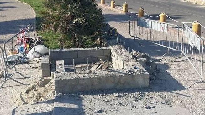 La beffa delle docce davanti a Balai: costruite e demolite