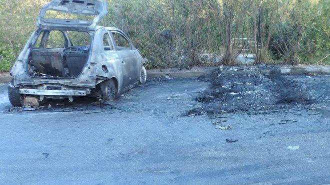 Arbatax, paura nella notte in fiamme tre auto di turisti