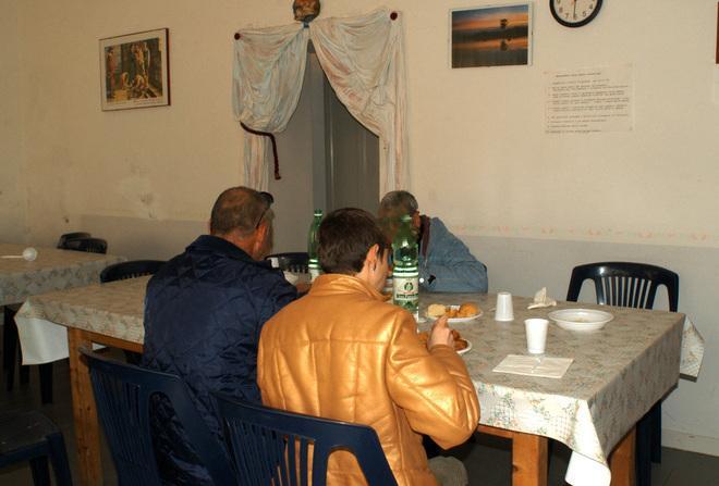 Il condominio: «Mensa dei poveri, locali non idonei»