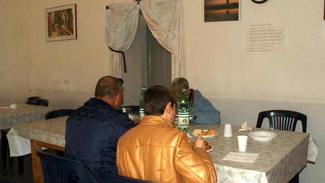 Il condominio: «Mensa dei poveri, locali non idonei»