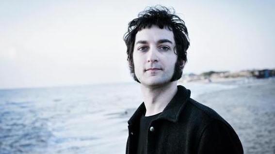 Luci della centrale elettrica tra Ferrara e la luna