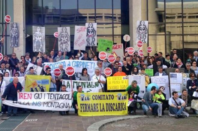 Il parroco guida fiaccolata anti-discarica 