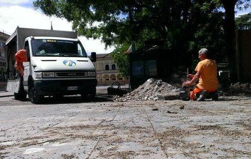 Nessuno stop, operai nel cantiere 