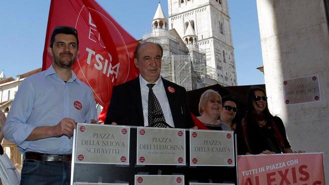 Tsipras contro il Job Acts di Renzi: «Chiamiamo questa piazza Grande Vergogna» - VIDEO