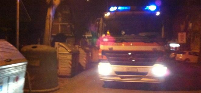 Otto cassonetti a fuoco: caccia al piromane 