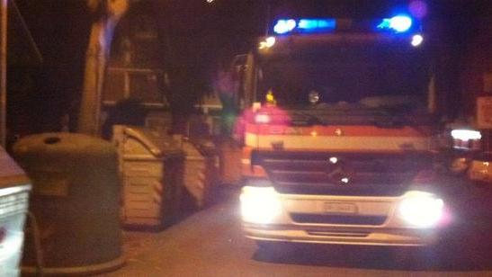 Otto cassonetti a fuoco: caccia al piromane