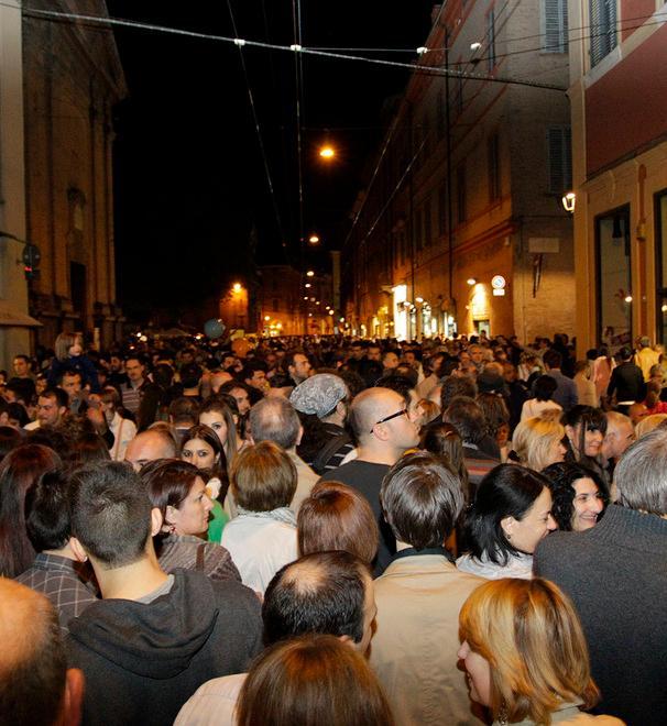 #NessunDorma Un fiume di modenesi in centro per la magia della notte bianca - LE VOSTRE FOTO -IL LIVEBLOG - VIDEO