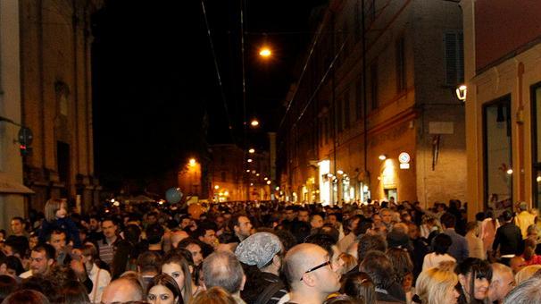 #NessunDorma Un fiume di modenesi in centro per la magia della notte bianca - LE VOSTRE FOTO -IL LIVEBLOG - VIDEO