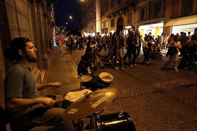 Nessun dorma, poche lamentele e una rissa con due feriti 