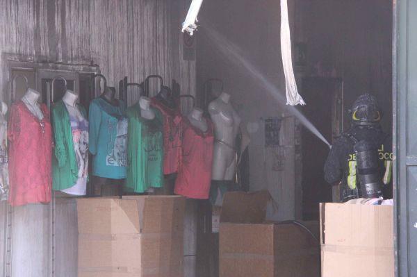Incendio in un pronto moda gestito da cinesi: salvato un uomo. Due feriti in ospedale 