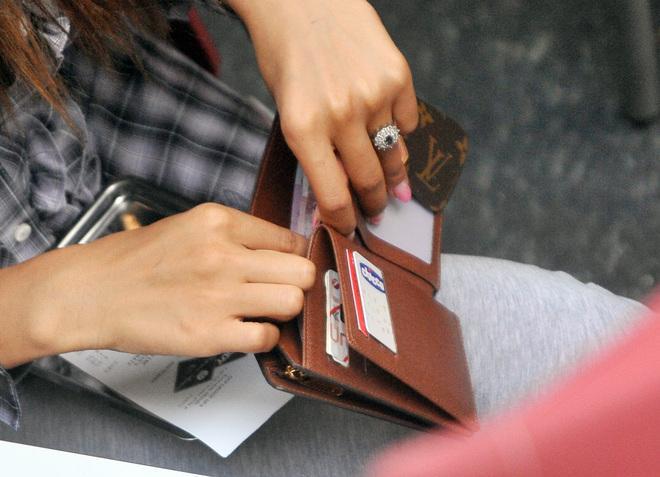 Trova e restituisce portafogli con 2.500 euro 