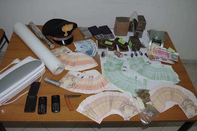 Arrestato barbiere faidatè, in casa droga e 50mila euro 