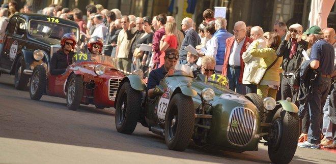 La Mille Miglia incanta Reggio Emilia 