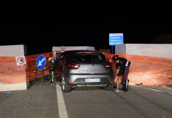 Con la Clio contro le barriere di cemento, l’autista era ubriaco 