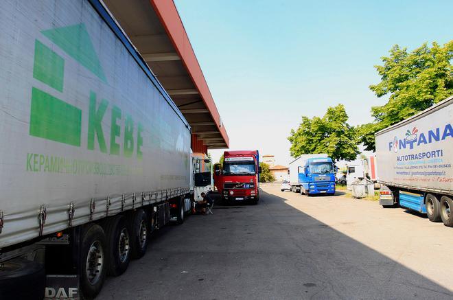 Ubriaco scivola dal Tir: autista in rianimazione 