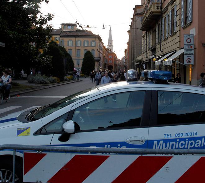 Bottigliate e calci contro i vigili urbani 