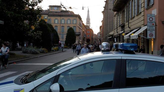 Bottigliate e calci contro i vigili urbani