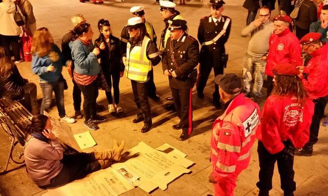 Deborah si incatena in piazza d’Italia