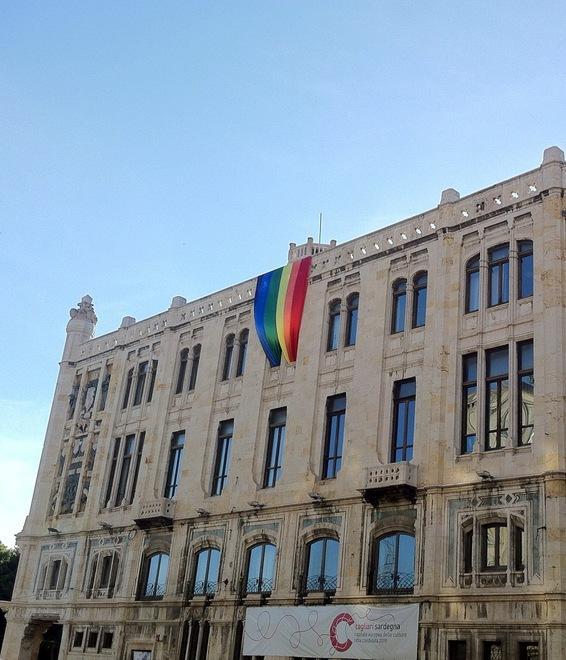 Cagliari, l’arcobaleno sventola sul comune
