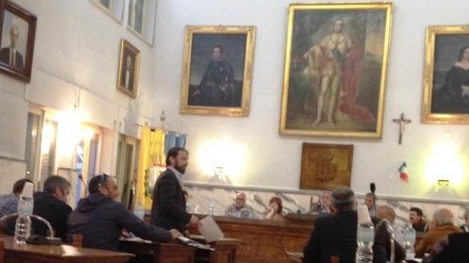 Accuse al sindaco: «L’auto di servizio in divieto di sosta»