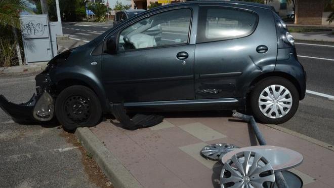 Perde il controllo dell’auto che vola sul marciapiede