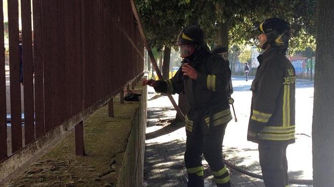 In preda a una crisi appicca il fuoco al suo appartamento