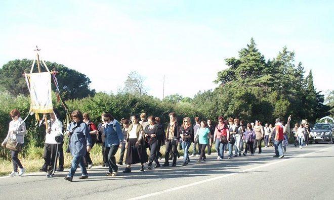 Folla di fedeli in processione 